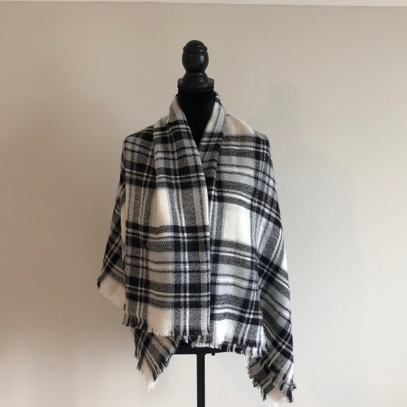 ModCloth blanket scarf white black, and grey B46 - Picture 2 of 8